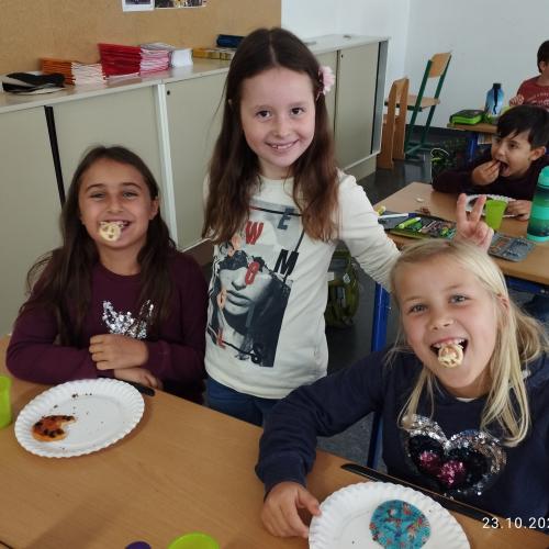 Mädchen essen Kekse
