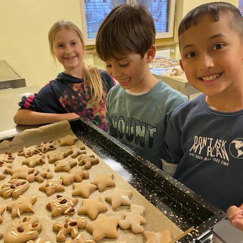 Kinder mit Blech voller Kekse