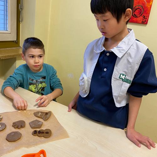 Kinder stechen Kekse aus