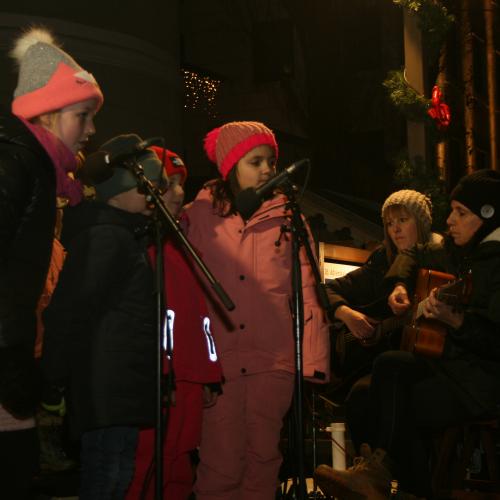 Mädchen singen in Mikrofone