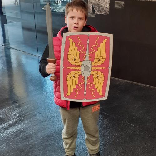 Bub mit Schild und Holzschwert