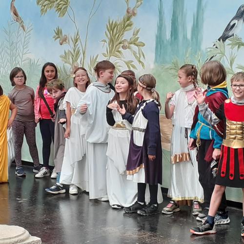 Kinder als alte Römer verkleidet