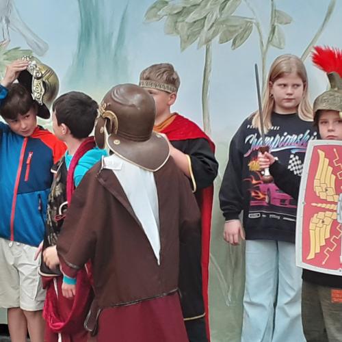 Kinder als alte Römer verkleidet