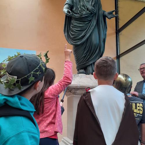 Kinder vor Statue ohne Kopf