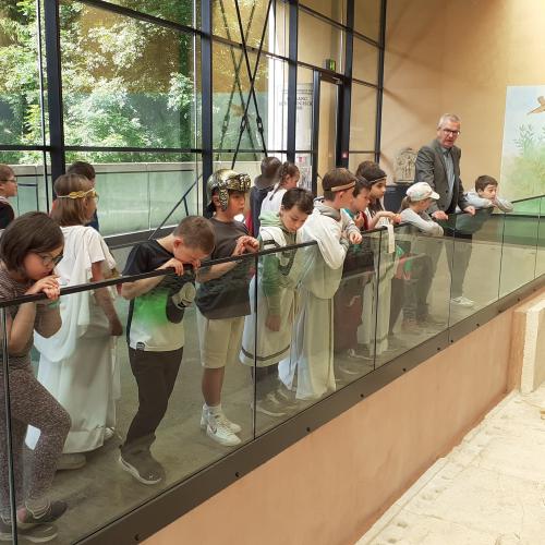 Kinder in Museum