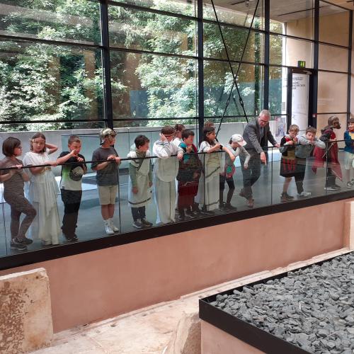 Kinder in Museum