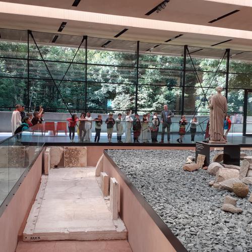 Kinder in Museum