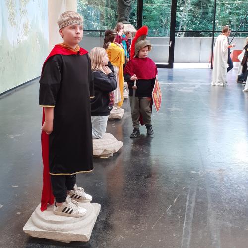 Kinder als alte Römer verkleidet