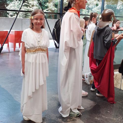 Mädchen und Frau als alte Römerinnen verkleidet