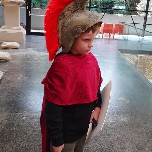 Bub mit Helm mit Federbusch