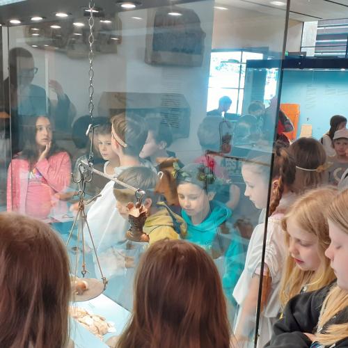 Kinder vor Vitrine