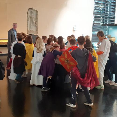 Kindergruppe im Museum