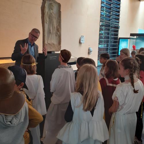 Kinder im Museum