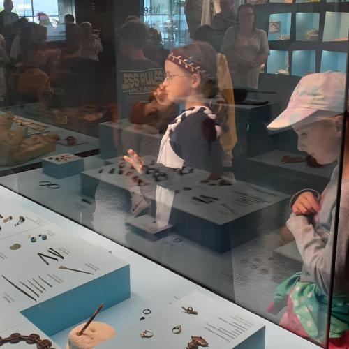 Kinder vor Vitrine