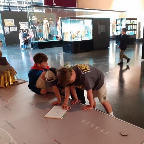 Kinder im Museum