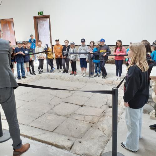Kinder im Museum