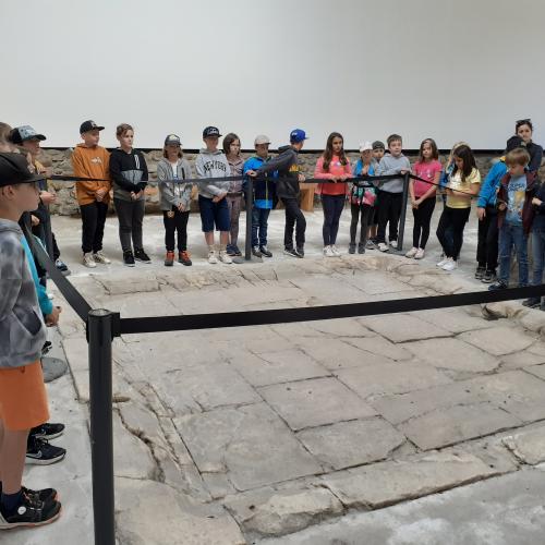 Kinder im Museum
