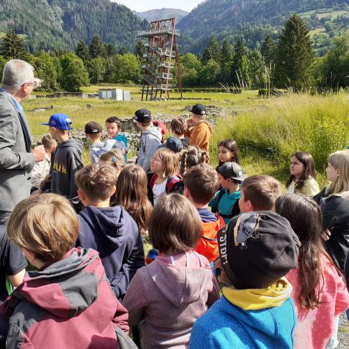 Kinder in Ausgrabungsgelände