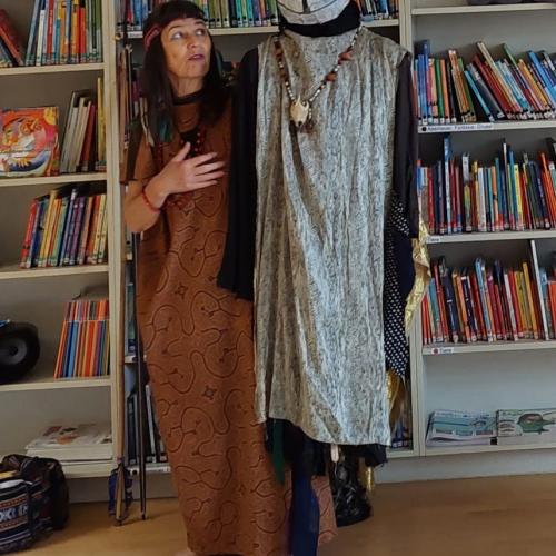 Frau mit Spielfigur