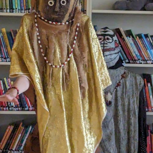 Figur mit Maske