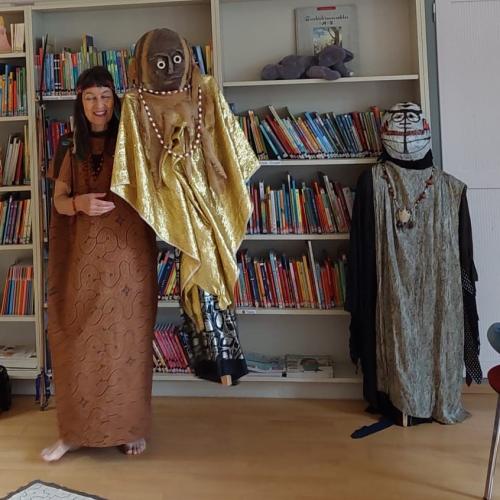 Frau mit Spielfiguren