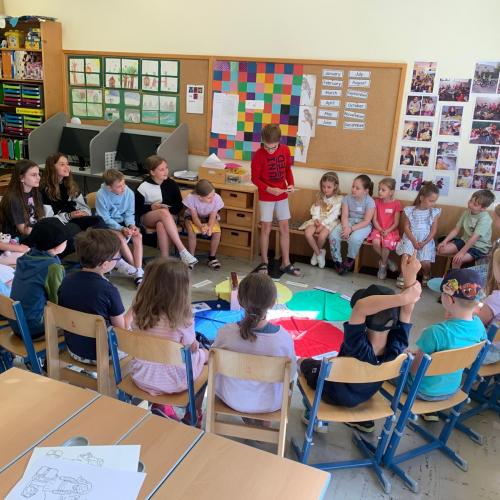 Kinder sitzen im Kreis
