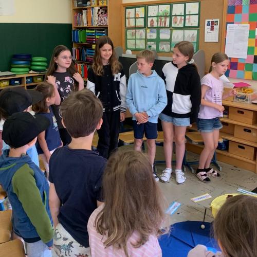 Kinder stehen im Kreis