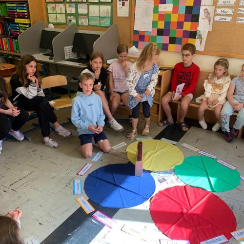 Kinder und bunte Tücher auf dem Boden