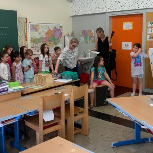Kinder und Lehrerinnen in einer Klasse