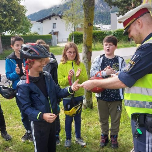 Kind mit Polizist