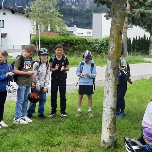 Kinder und Polizist