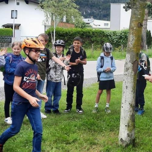 Kinder und Polizist