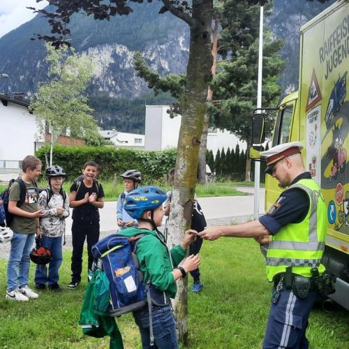 Kinder und Polizist