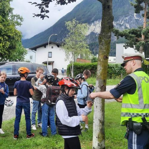 Kinder und Polizist