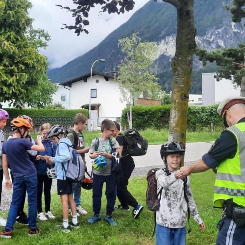 Kinder und Polizist