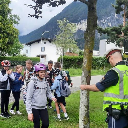 Kinder und Polizist