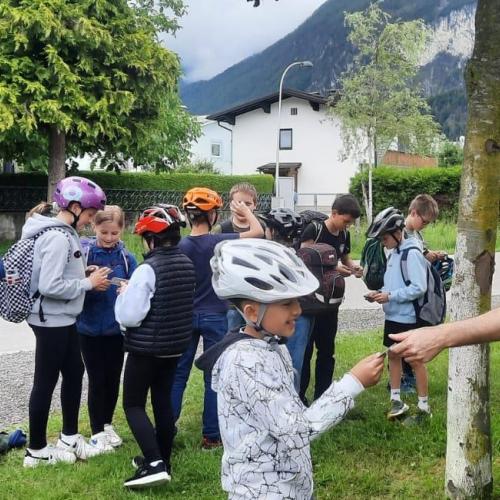 Kinder und Polizist