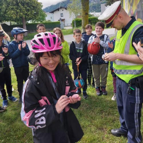 Kinder und Polizist