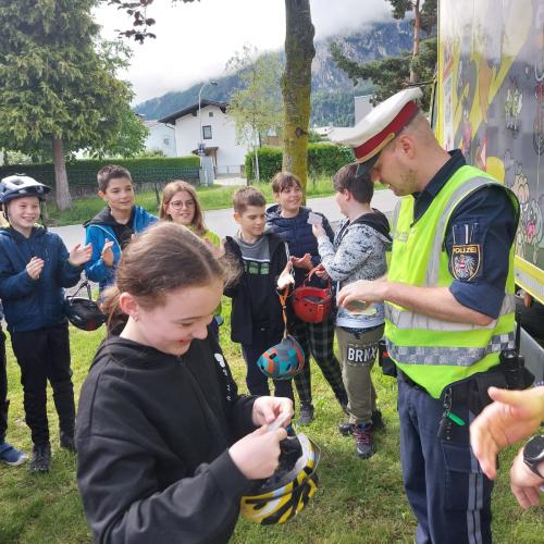 Kinder und Polizist