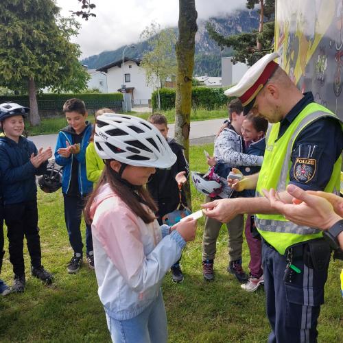 Kinder und Polizist