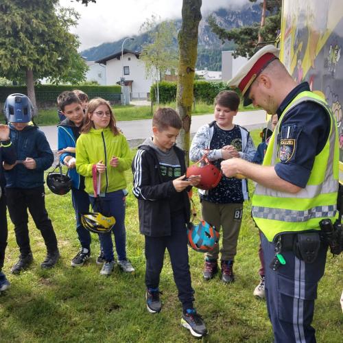 Kinder und Polizist