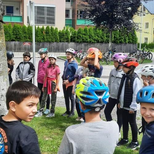 Kinder und Polizist