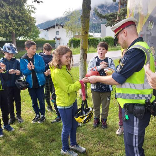 Kinder und Polizist