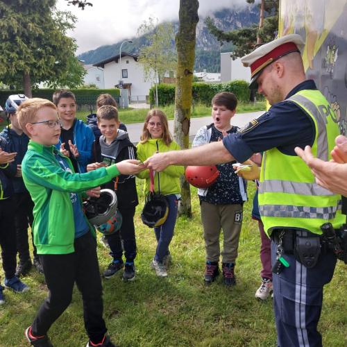 Kinder und Polizist