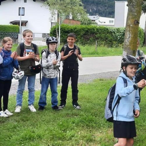 Kinder und Polizist