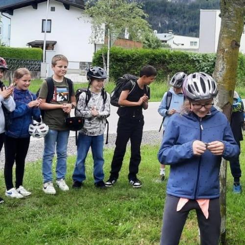Kinder und Polizist