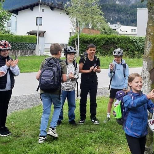 Kinder und Polizist
