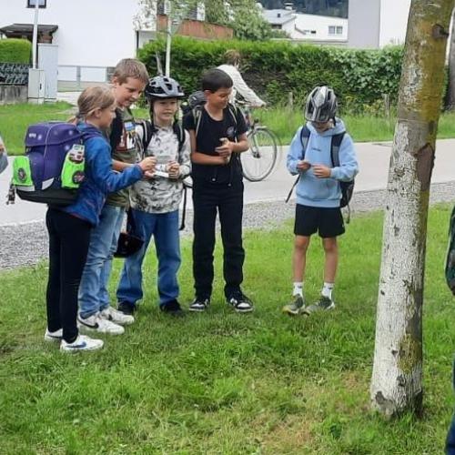 Kinder und Polizist