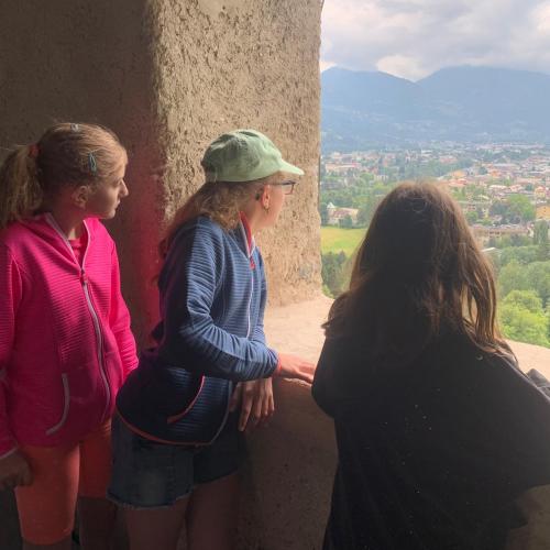 3 Mädchen schauen vom Turm hinaus