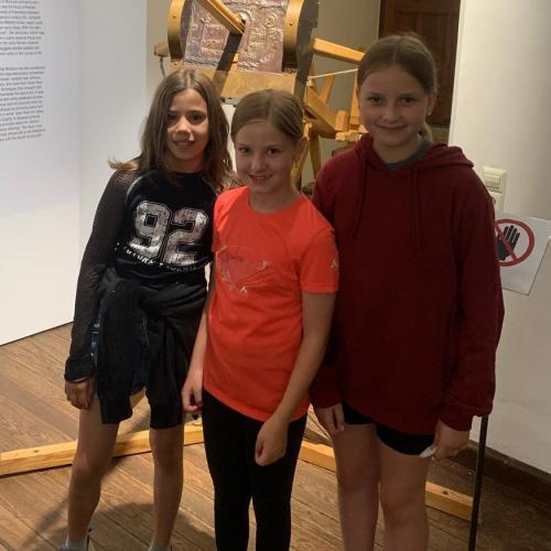 3 Mädchen in Museum
